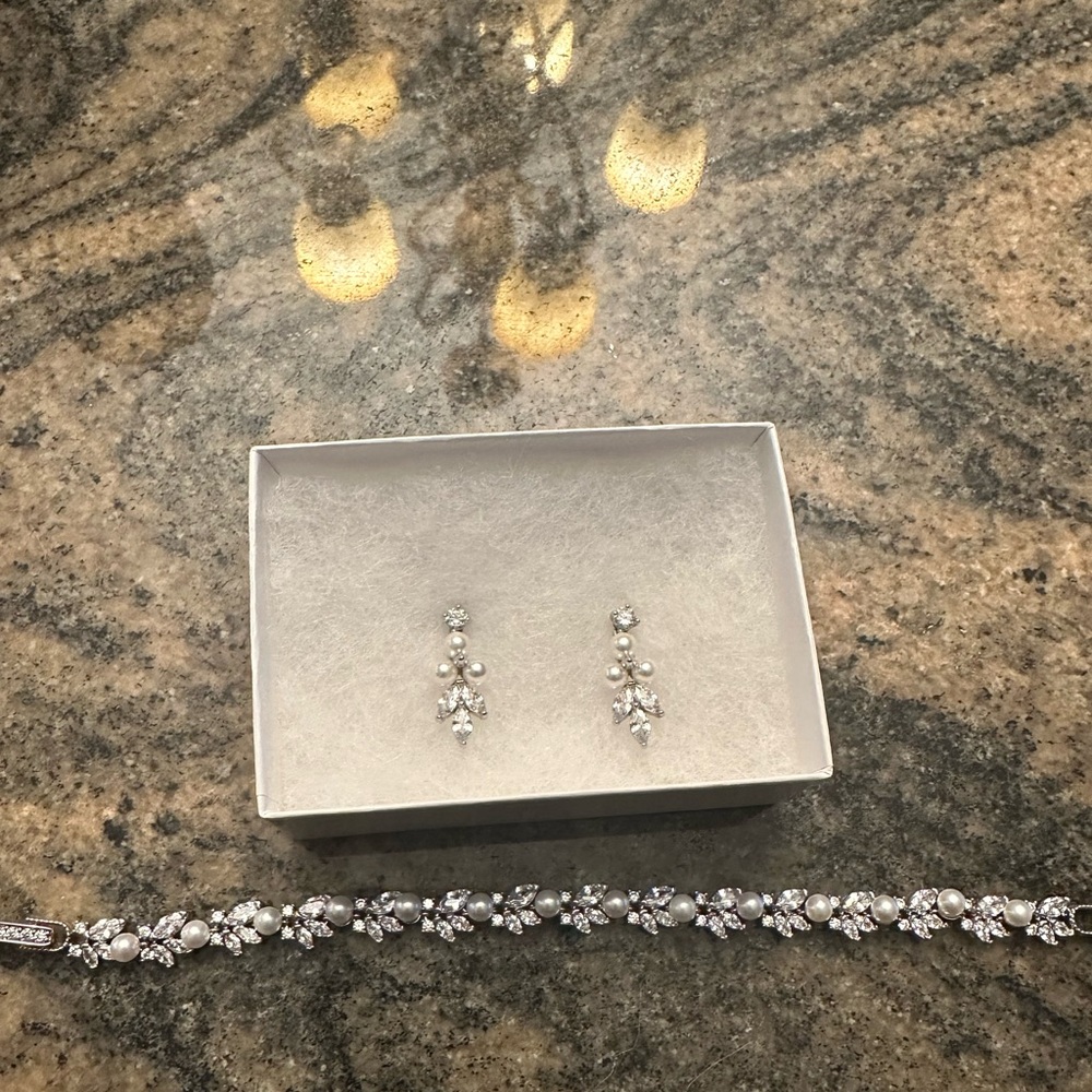 Formal jewelry set. Perfect for weddings and formal events